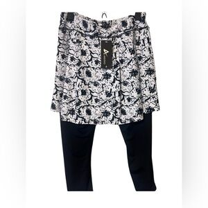 NWT skirted yoga leggings size M,  3/4 length